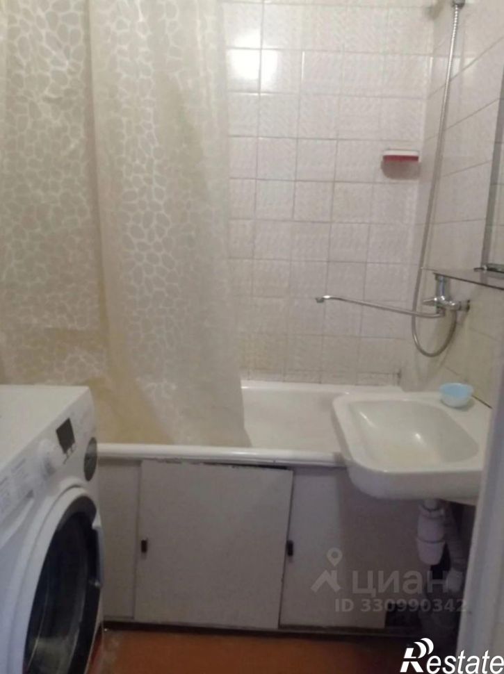 2-комн квартира улица Александрова, 40,  д. 40
